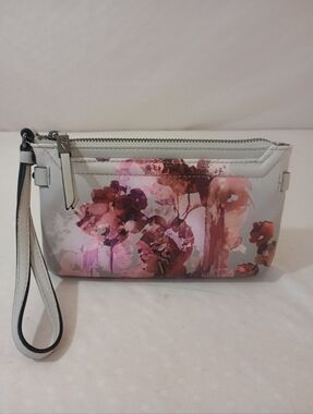Vera Wang Simply Vera Flower detailing Multiple Compartments Wristlet